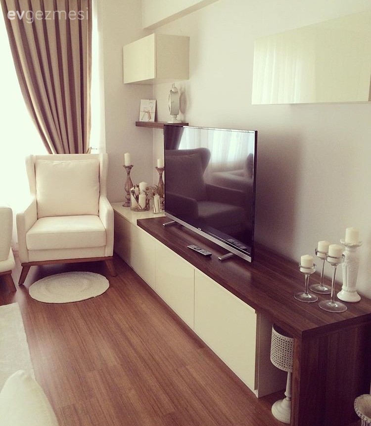 Kahverengi ve beyaz uyumunda, zarif ve samimi bir salon..