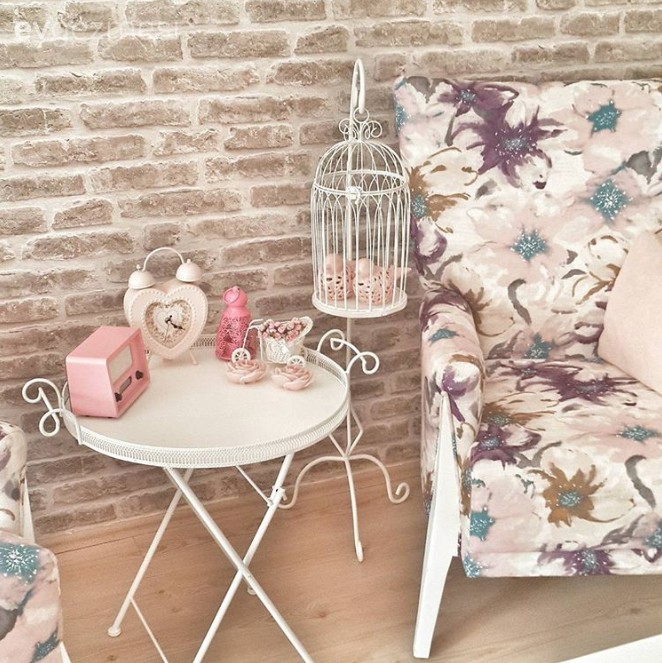 Seval Hanım'ın iç açıcı ve cıvıl cıvıl evinde ev gezmesindeyiz..