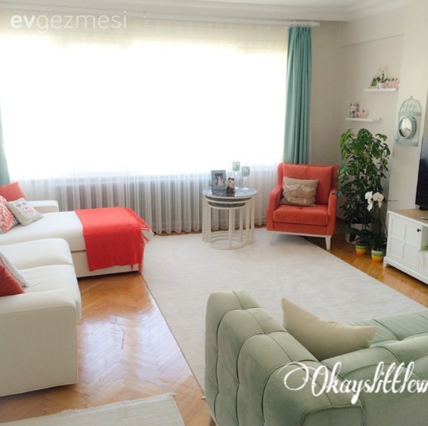 Açık tonlara sıcaklık ve hareket getiren turuncu vurgulu bir ev..