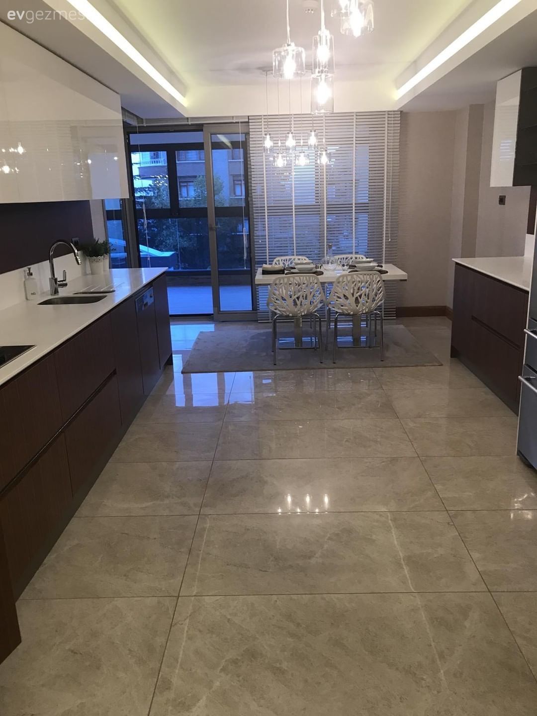 Stil Sahibi Mobilyaların Uyumlu Aksesuarlarla Tamamlandığı Bir Şahane Örnek Daire