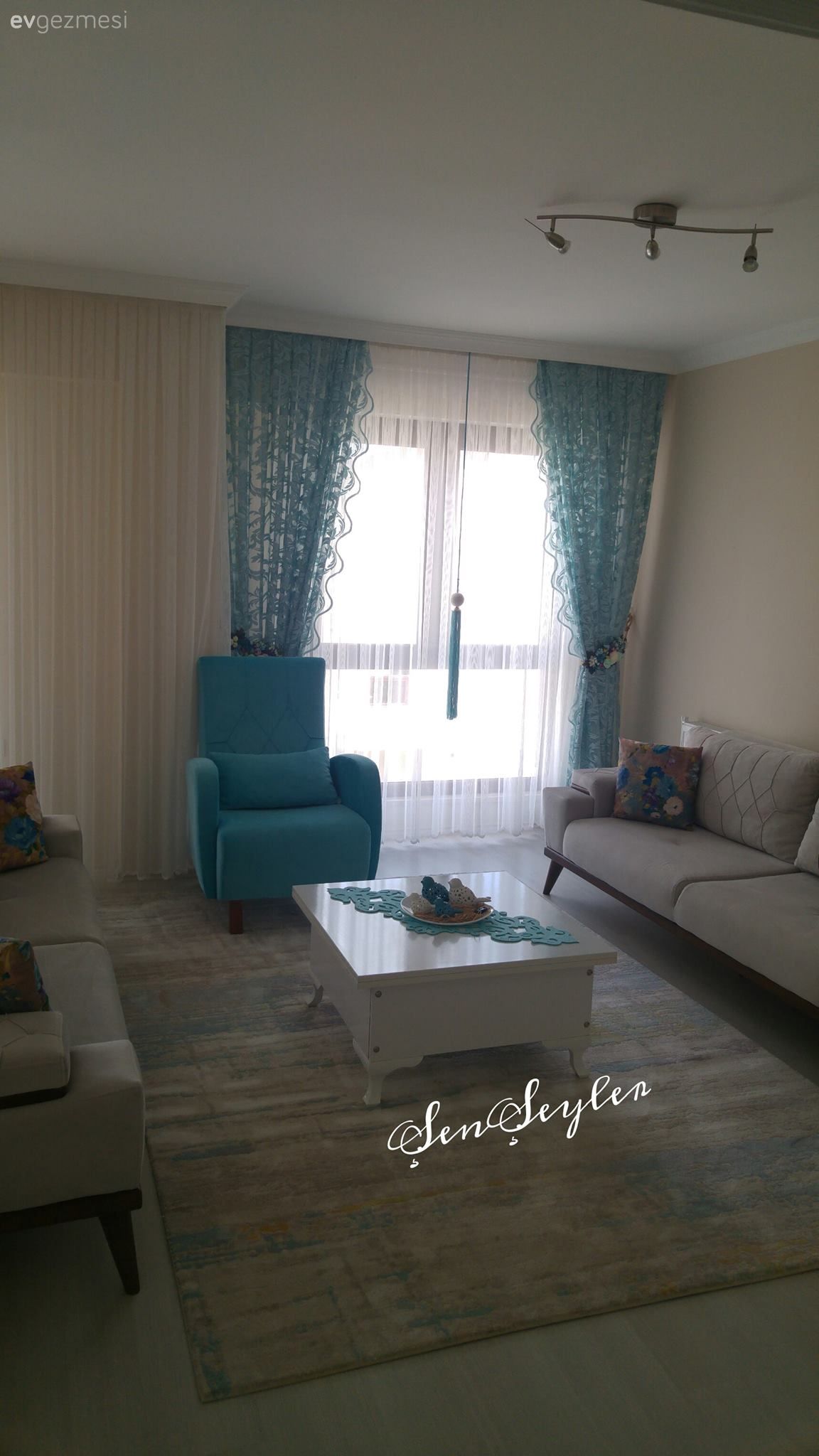 Fon perde, Halı, Mavi, Orta sehpa, Perde, Salon