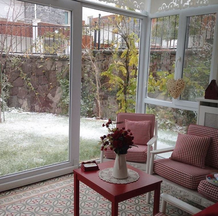 Aygün Hanım'ın Kırmızı-Beyaz Vurgulu Kış Bahçesinde Yeni Yıl Dekoru..