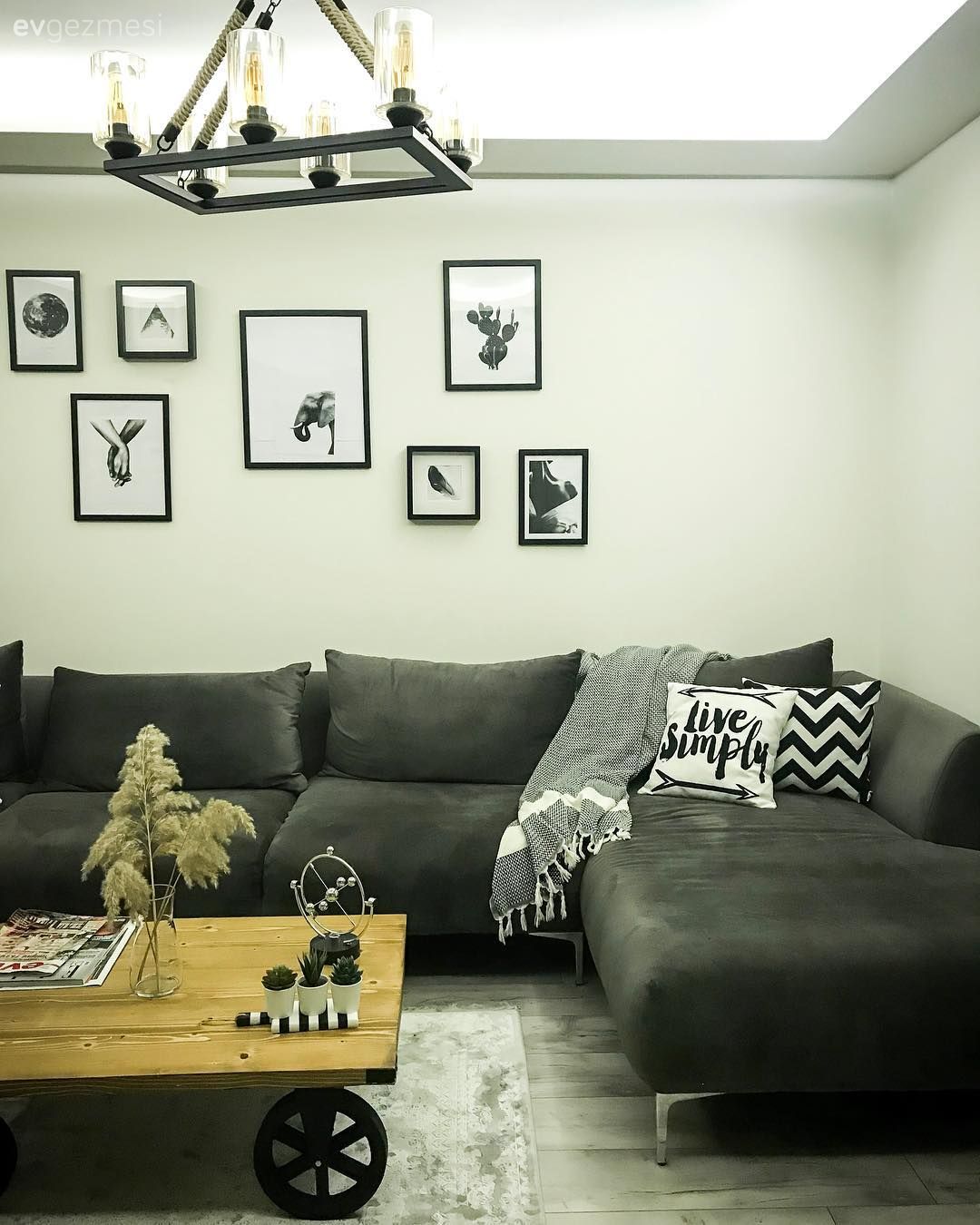 Salon, Gri, Füme, Avize, Orta sehpa, Duvar dekorasyonu, Kırlent, Köşe koltuk, Uzanma koltuklu köşe, Ahşap Mobilya, Sehpa üstü aksesuarı
