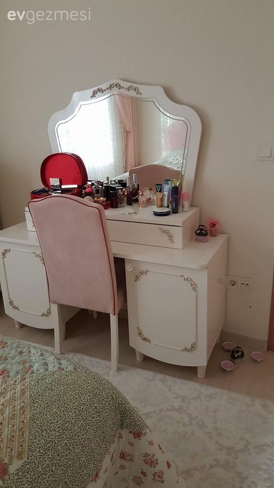 Esengül hanımın küçük alanda ferahlığı yakaladığı, tatlı evi..