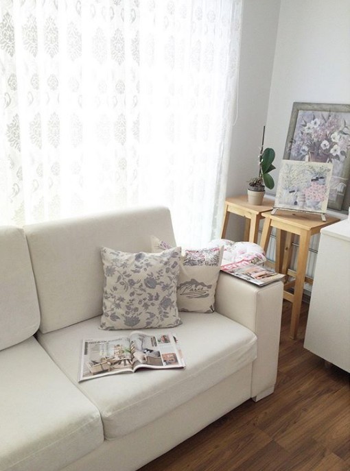 Açık renklerle döşenmiş içimizi açan ferah bir ev..