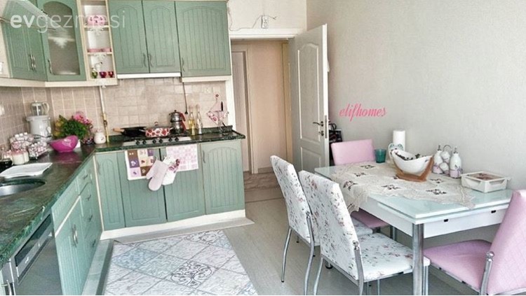 Elif hanımın fuşya vurgulu sıcak ve zarif evi..