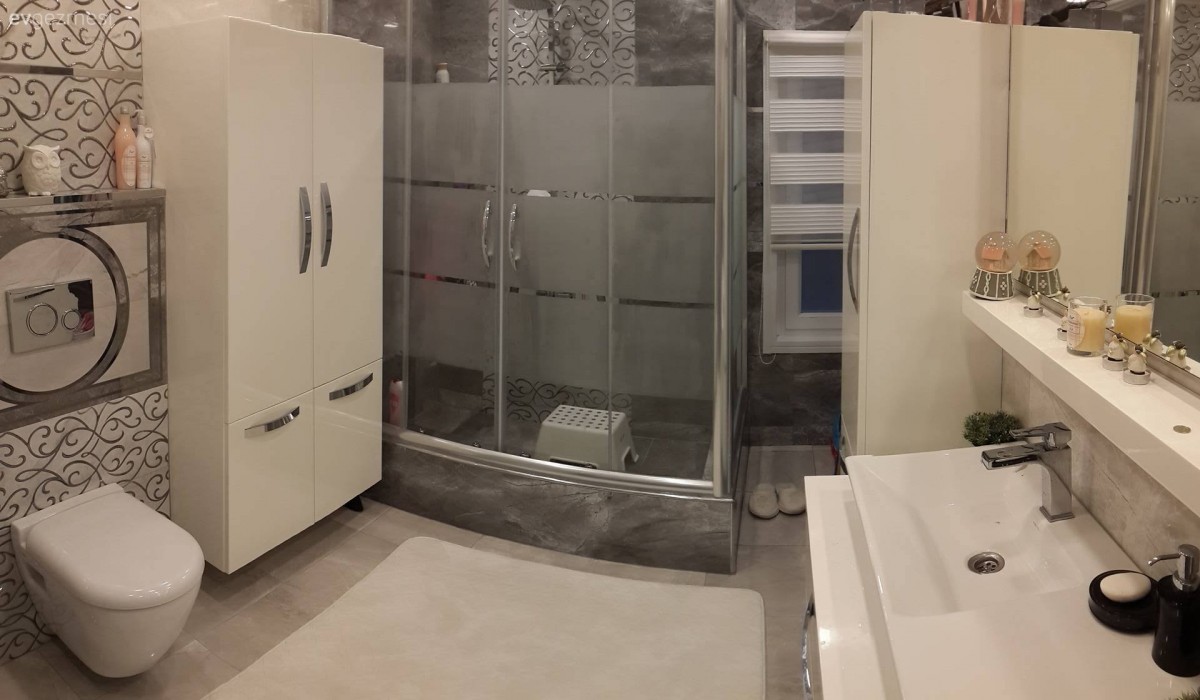 Gülay hanımın sarı ile dinamizm kazanan konforlu evi..