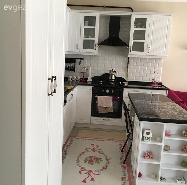 Gamze hanımın kullanışlı ve zevkli açık mutfağı..