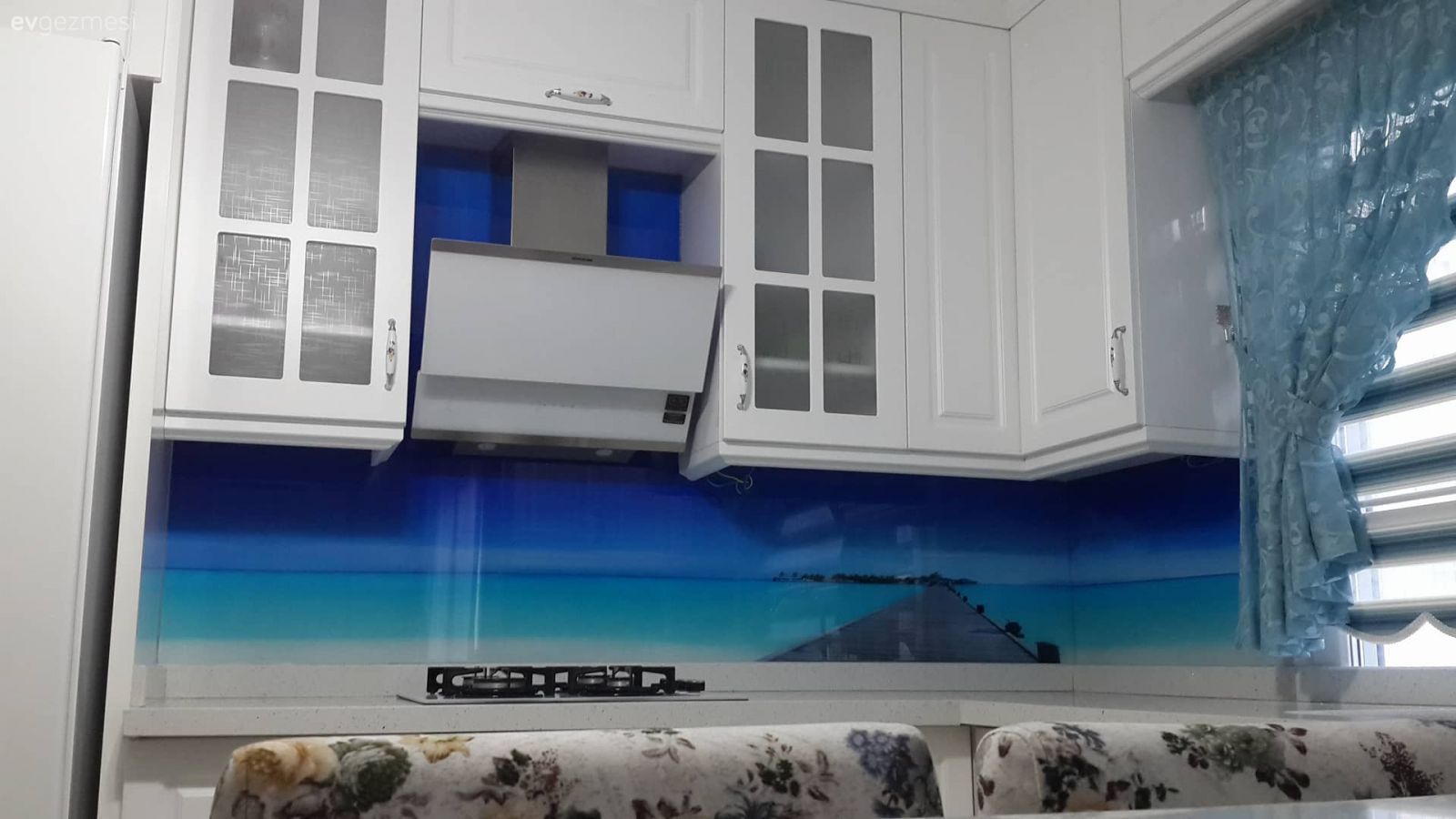 Okyanus manzaralı tezgah arasıyla ferahlatan bir dekor. Özlem hanımın mutfağı..