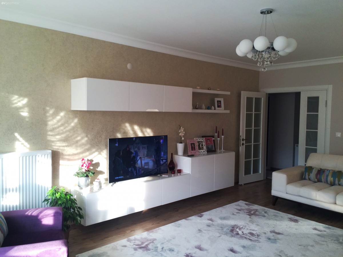 Nejla hanımın enerjik renklerle, sade ve cıvıl cıvıl evi..