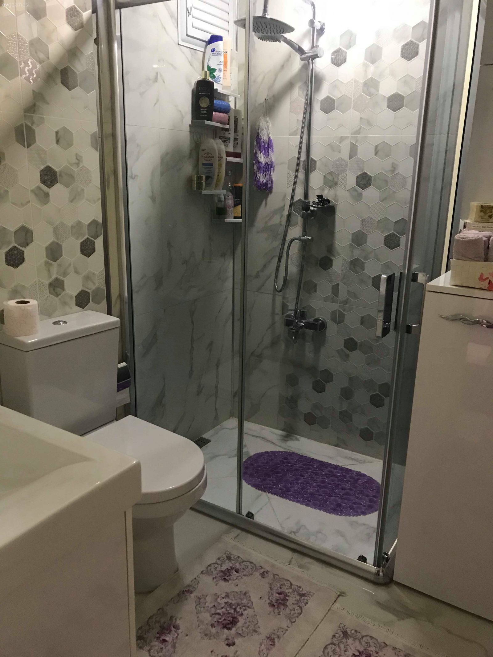 Bu Eskişehir Evinde Koyu Renkler Şık Aksesuarlara Arka Plan Oluşturuyor