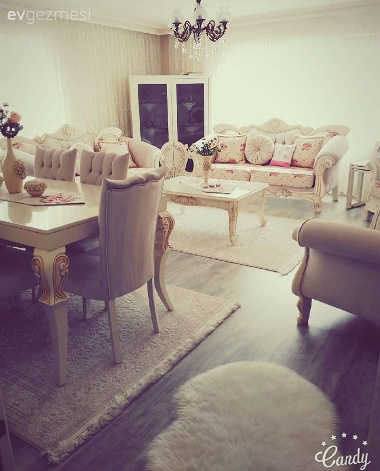 Feride hanımın çiçek desenlerle havası yumuşayan klasik stil evi..