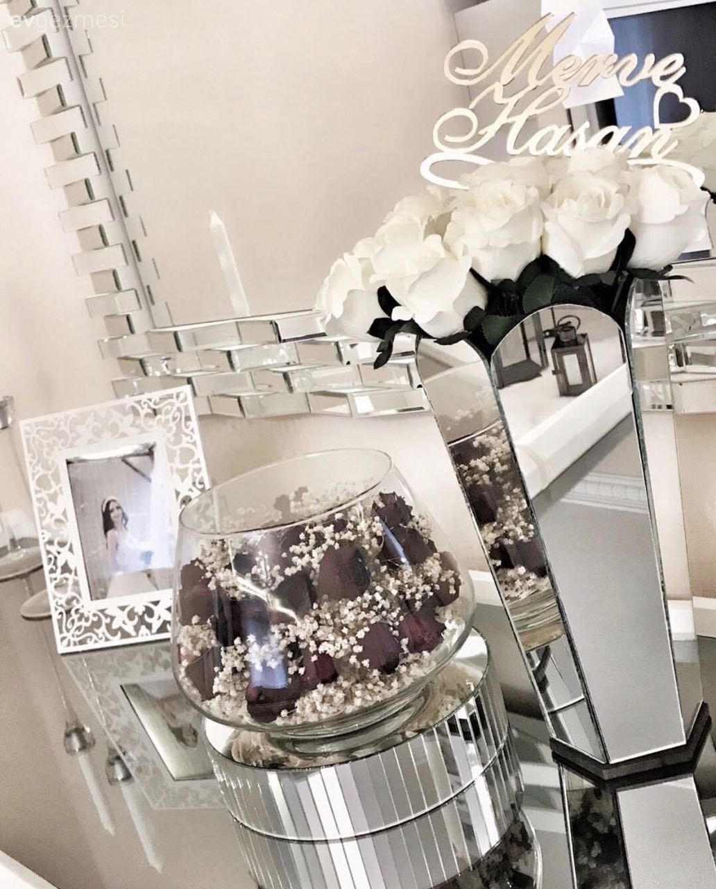 Klasiğe Modern Bir Yüz Kazandıran Bu Salonda Beyaz Aşkı Ön Planda