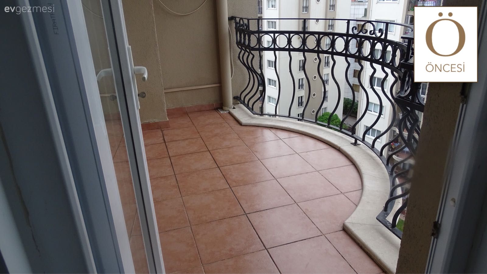 El emeği ile dönüşen bu balkon çizgili zemini, renkli çiçekleri ile neşe saçıyor.