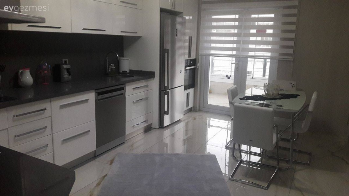 Beyaz mutfak, Halı, Modern mutfak, Mutfak, Perde