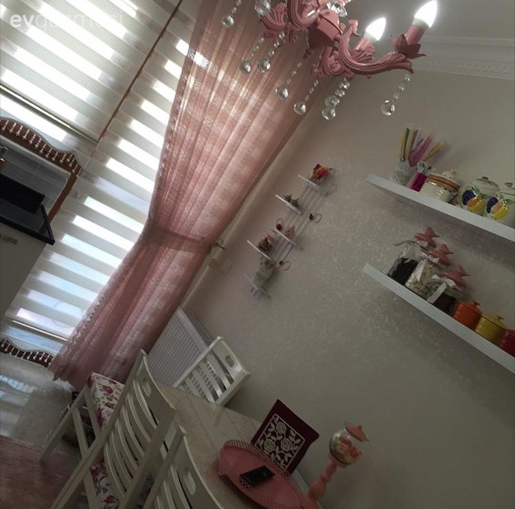 Avize, Beyaz mutfak, Mutfak, Mutfak masası, Pembe, Perde, Aydınlatma