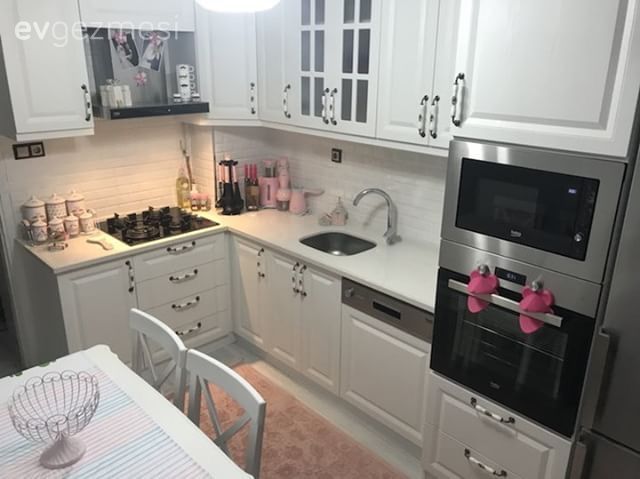 Beyaza neşe katan detaylar. İrem hanımın mutfağı..