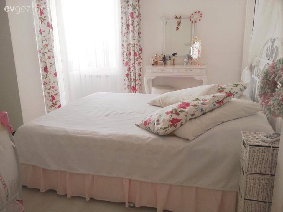 Eda hanımın tamamını kendi emeği ile yenilediği, romantik ve zarif evi