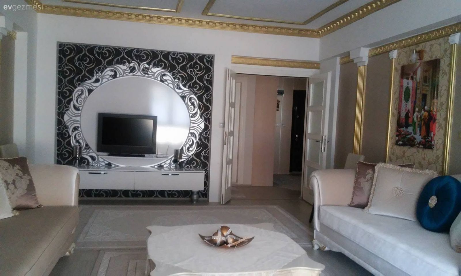 Altın, Duvar dekorasyonu, Salon, Siyah, Tavan, Tv ünitesi