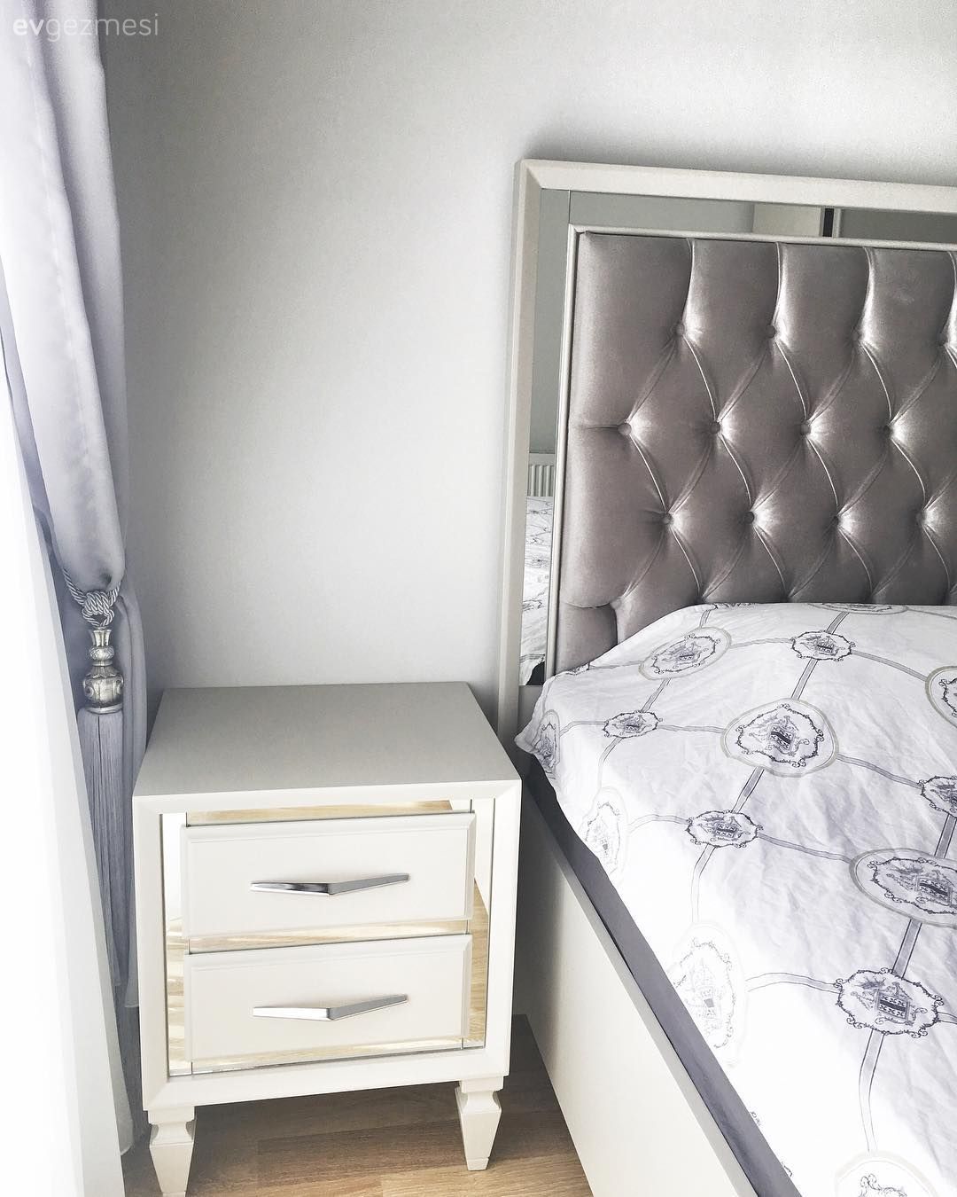 Bu evin sakin renkleri ayna detaylı mobilyalarla ışıltı kazanıyor..