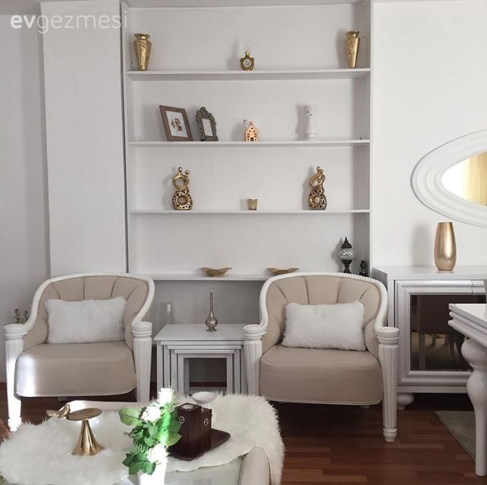 Günnur hanımın toprak tonlarına altın vurgusuyla şık görünümlü evi..