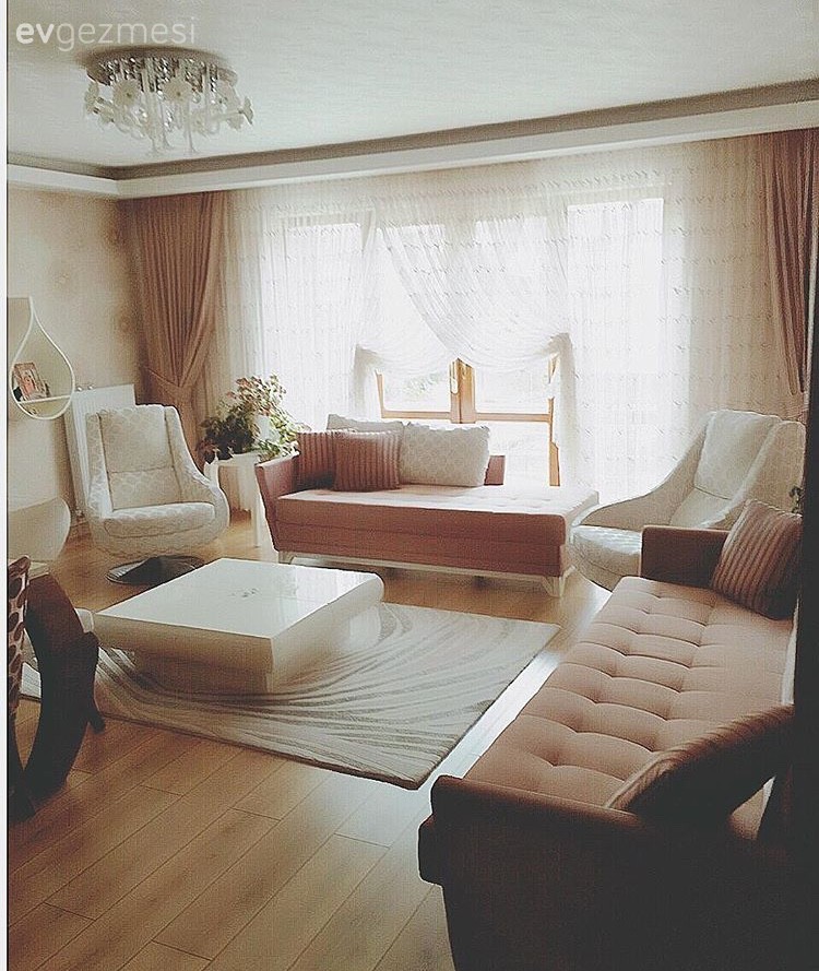 Fon perde, Halı, Kahverengi, Orta sehpa, Perde, Salon