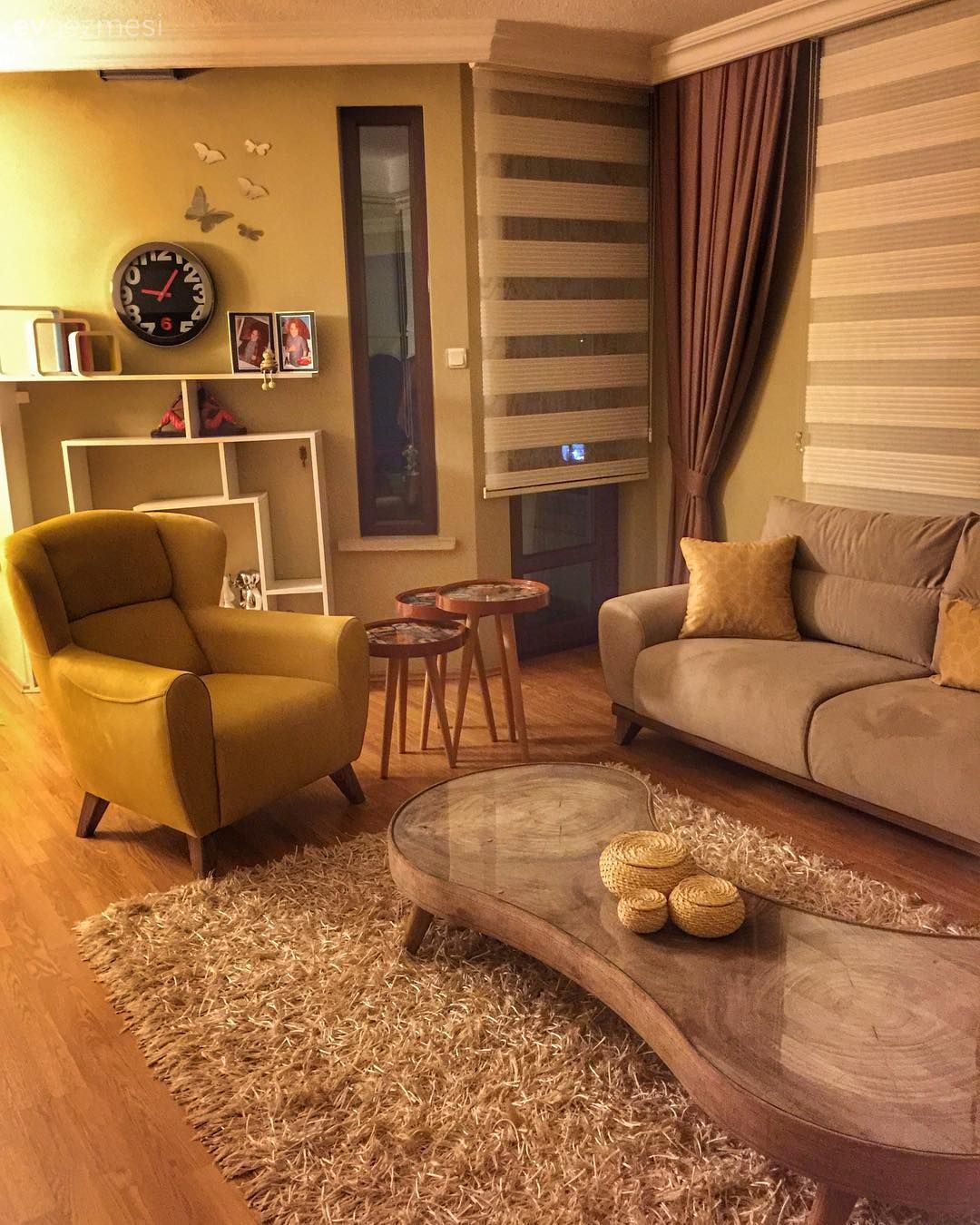 Berjer, Kitaplık, Köşe koltuk, Orta sehpa, Duvar saati, Salon, Sarı, Yan sehpa