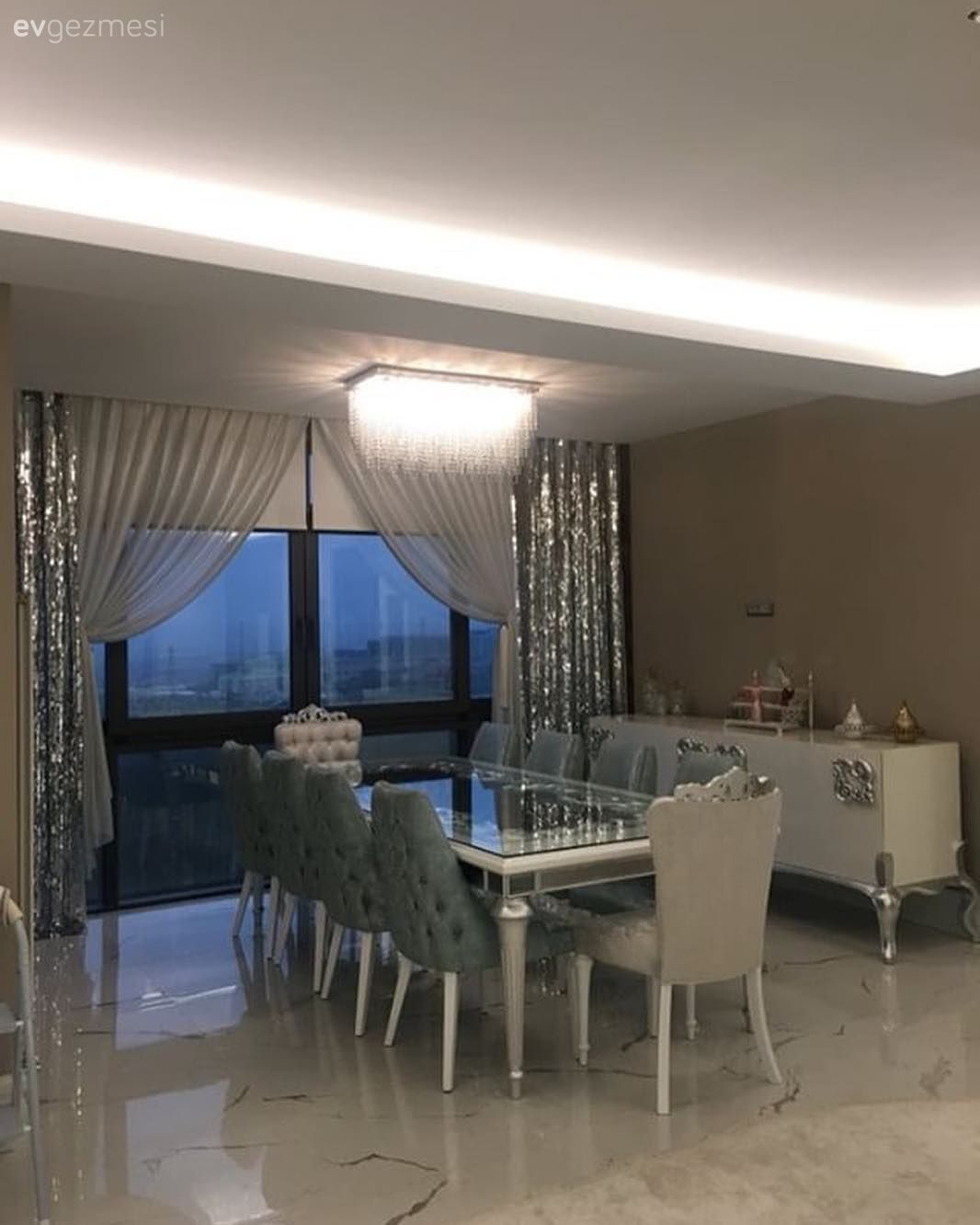 Bu Evde Sıradışı Seçimler, Cesur Renklerle Göz Alıcı Bir Ortam Var