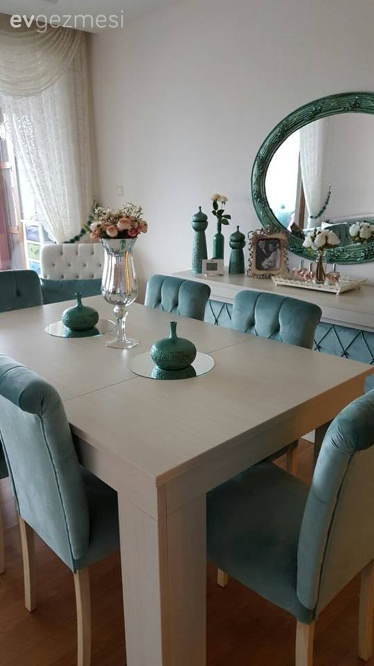 Leyla hanımın döşeme değişimiyle yepyeni bir görünüm alan salonu..