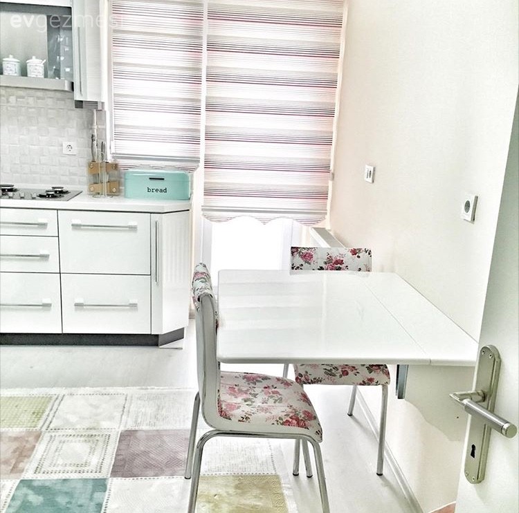 Fatma hanımın kendi gibi renkli ve zarif evi..