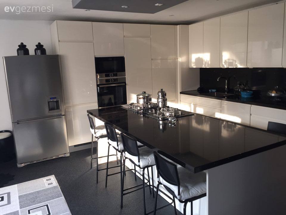 Elmas hanımın oturma odasına katılıp genişleyen modern ve şık mutfağı.