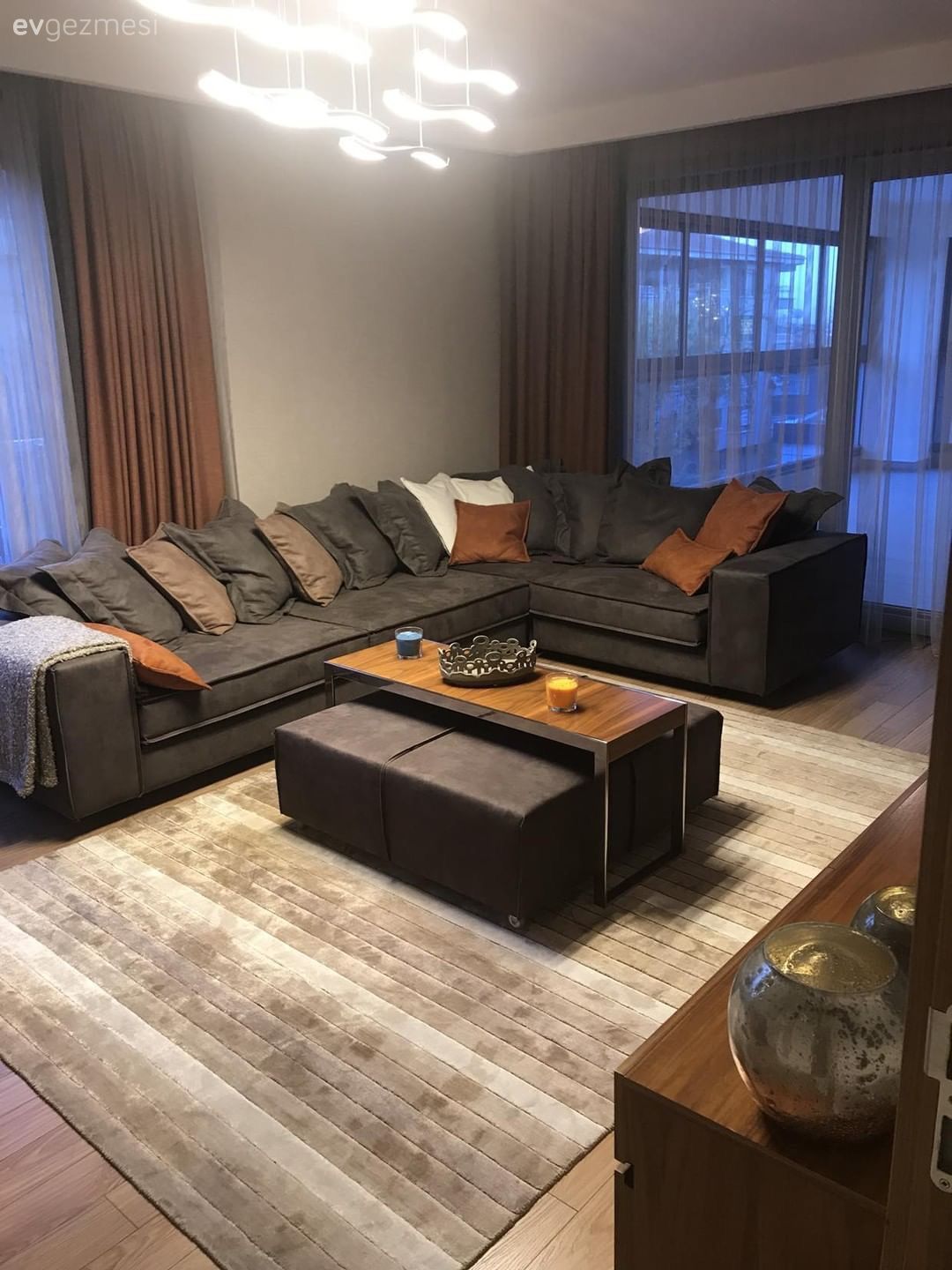 Stil Sahibi Mobilyaların Uyumlu Aksesuarlarla Tamamlandığı Bir Şahane Örnek Daire