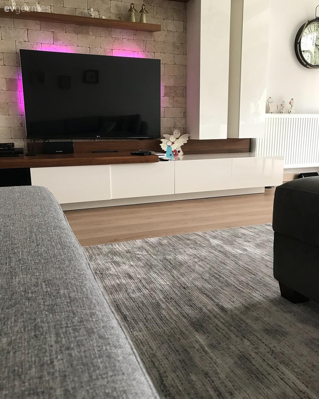 Salon, Halı, Gri, Tv ünitesi, Taş duvar