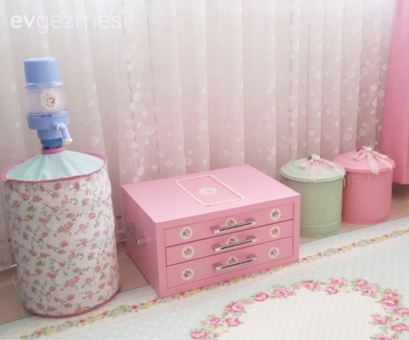 Mavi, pembe ve çiçek desenlerle country bir ev