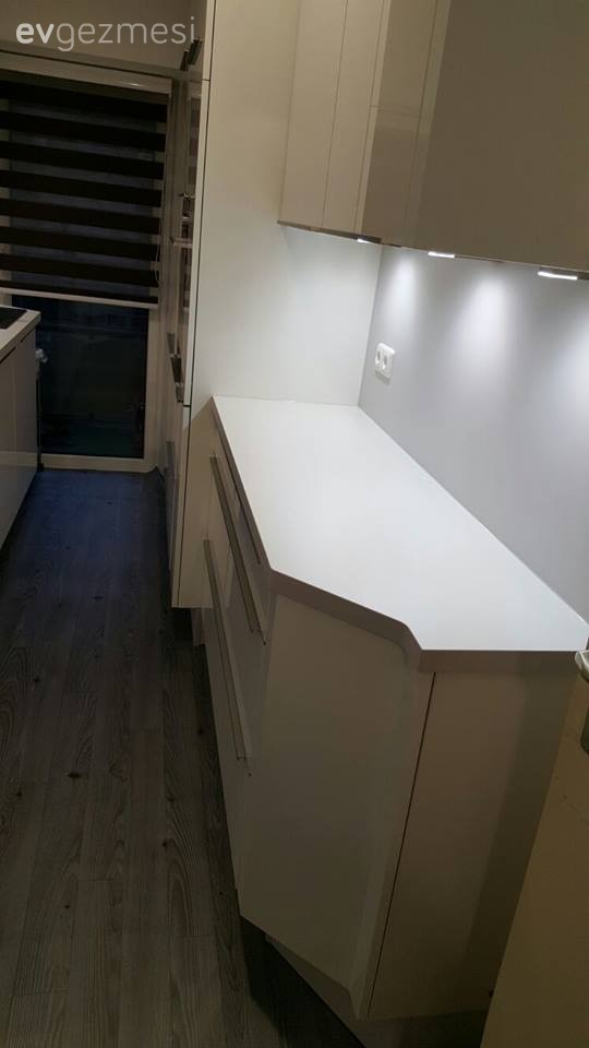 Derya hanımın desenli tezgah arasıyla çehresi yumuşayan modern mutfağı