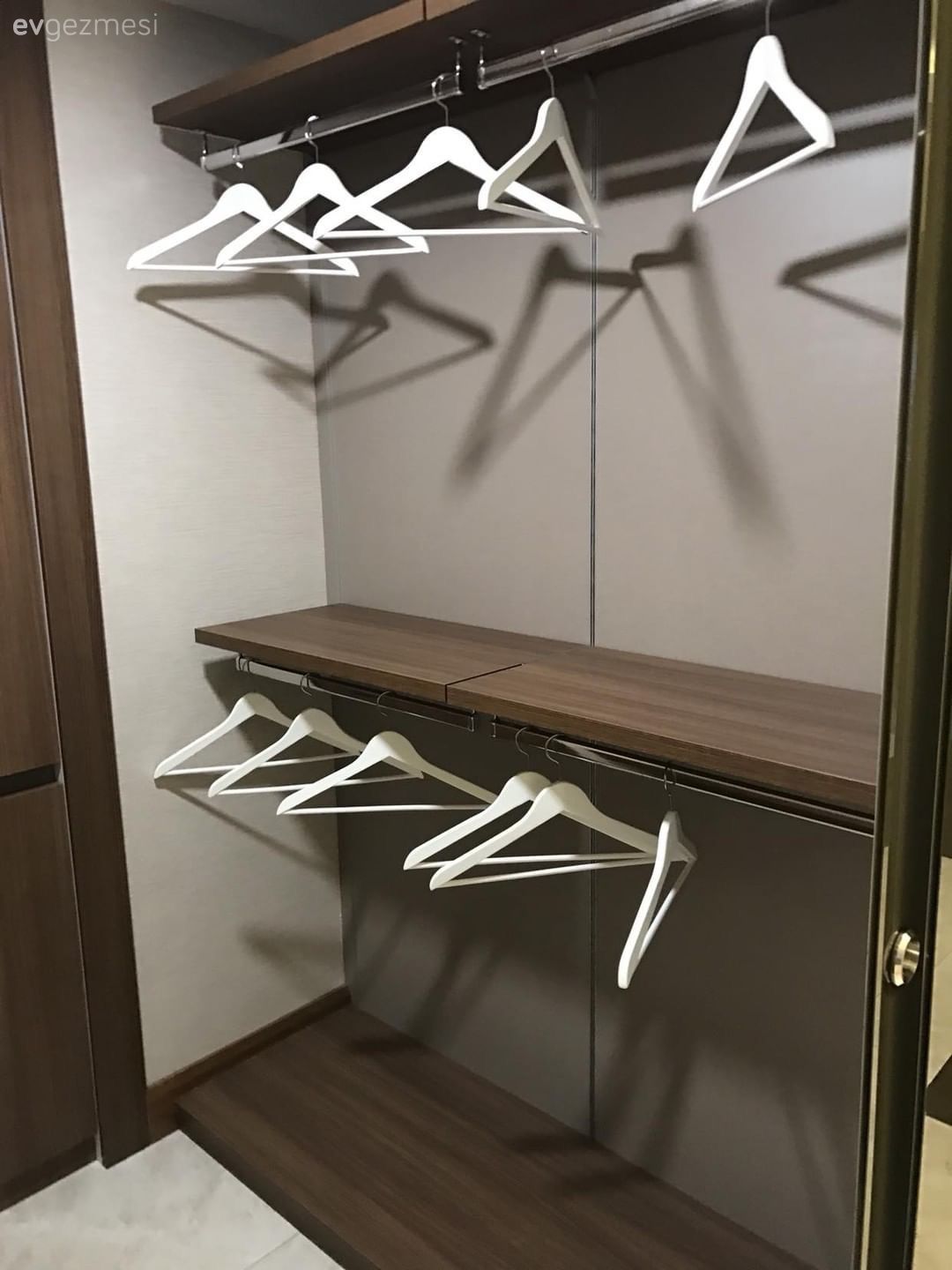 Stil Sahibi Mobilyaların Uyumlu Aksesuarlarla Tamamlandığı Bir Şahane Örnek Daire