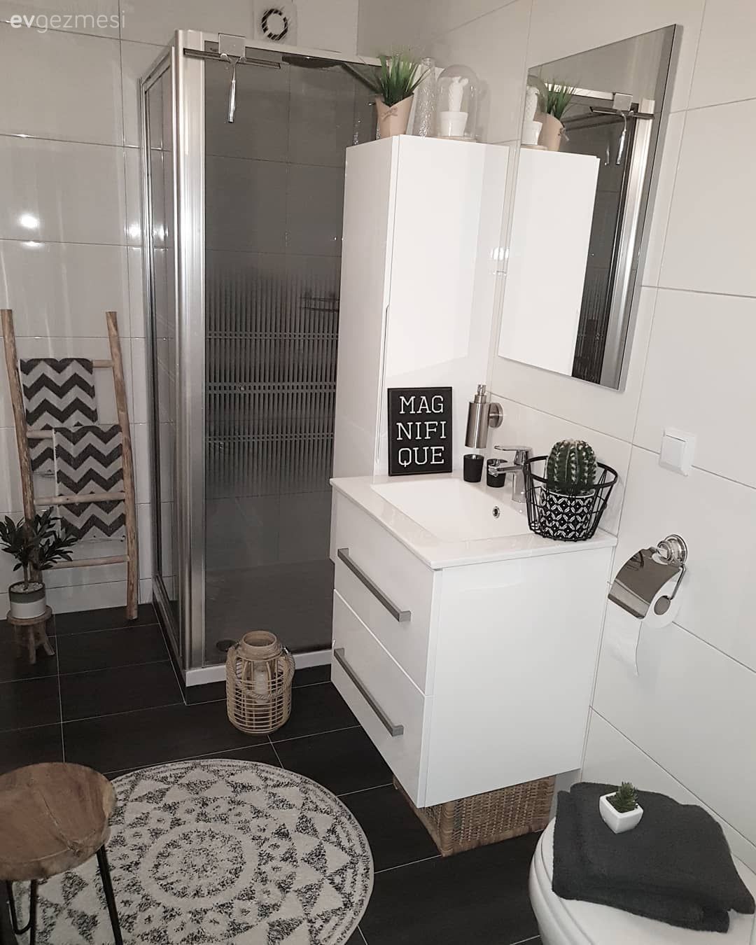 Katalog Çekimlerinden Fırlamış Gibi Köşelerle Dolu Bir Salon