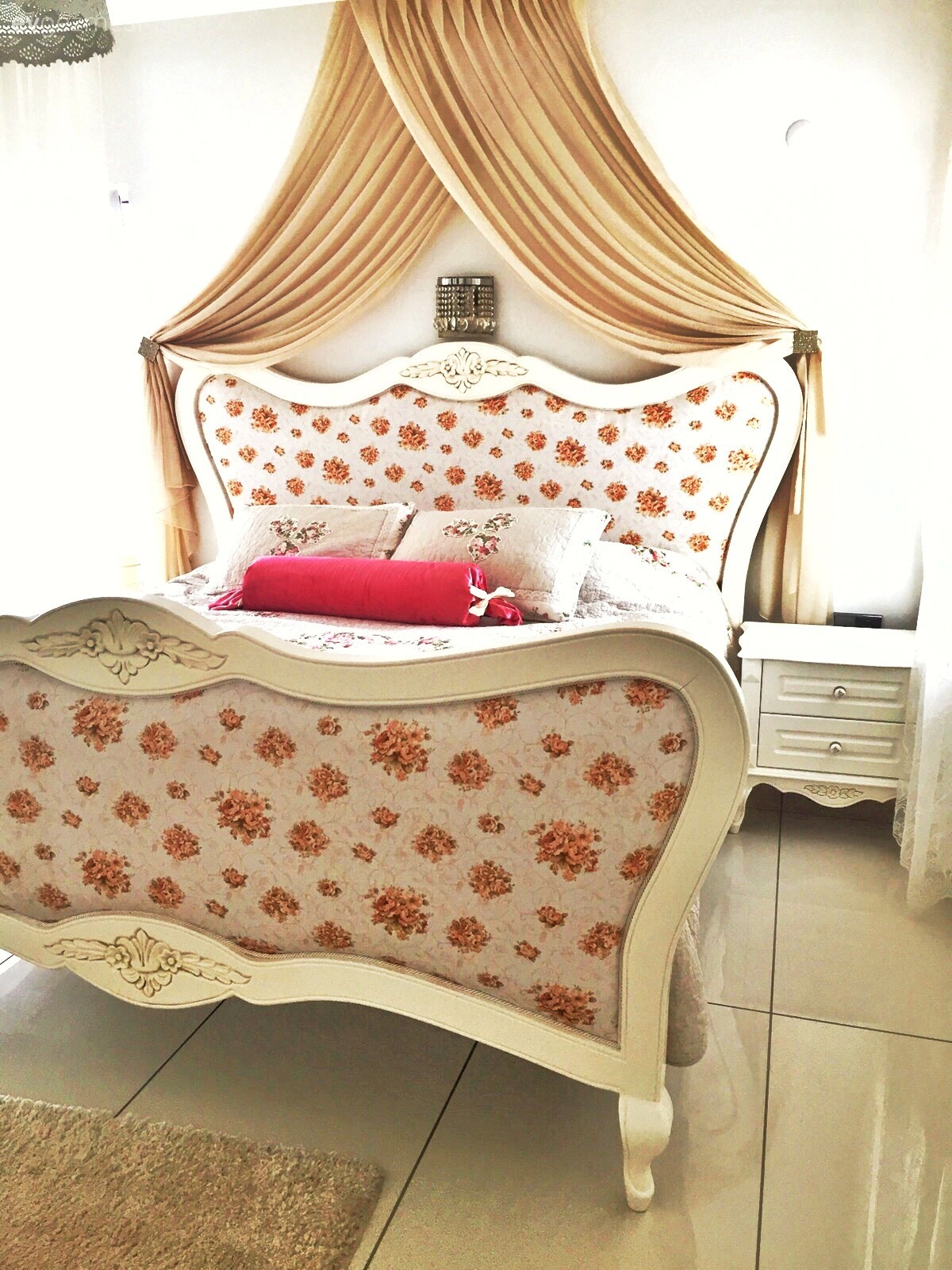 Country ve Modern İngiliz Stillerinin Karışımı Şık ve Konforlu Bir Ev