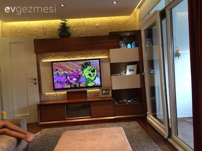 Bu evin harika manzarası bile sofistike dekorasyonunun önüne geçemiyor..