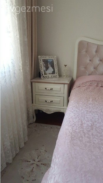 Serap hanım'ın yumuşak ve dinlendirici renklerle döşenmiş iç açıcı evi