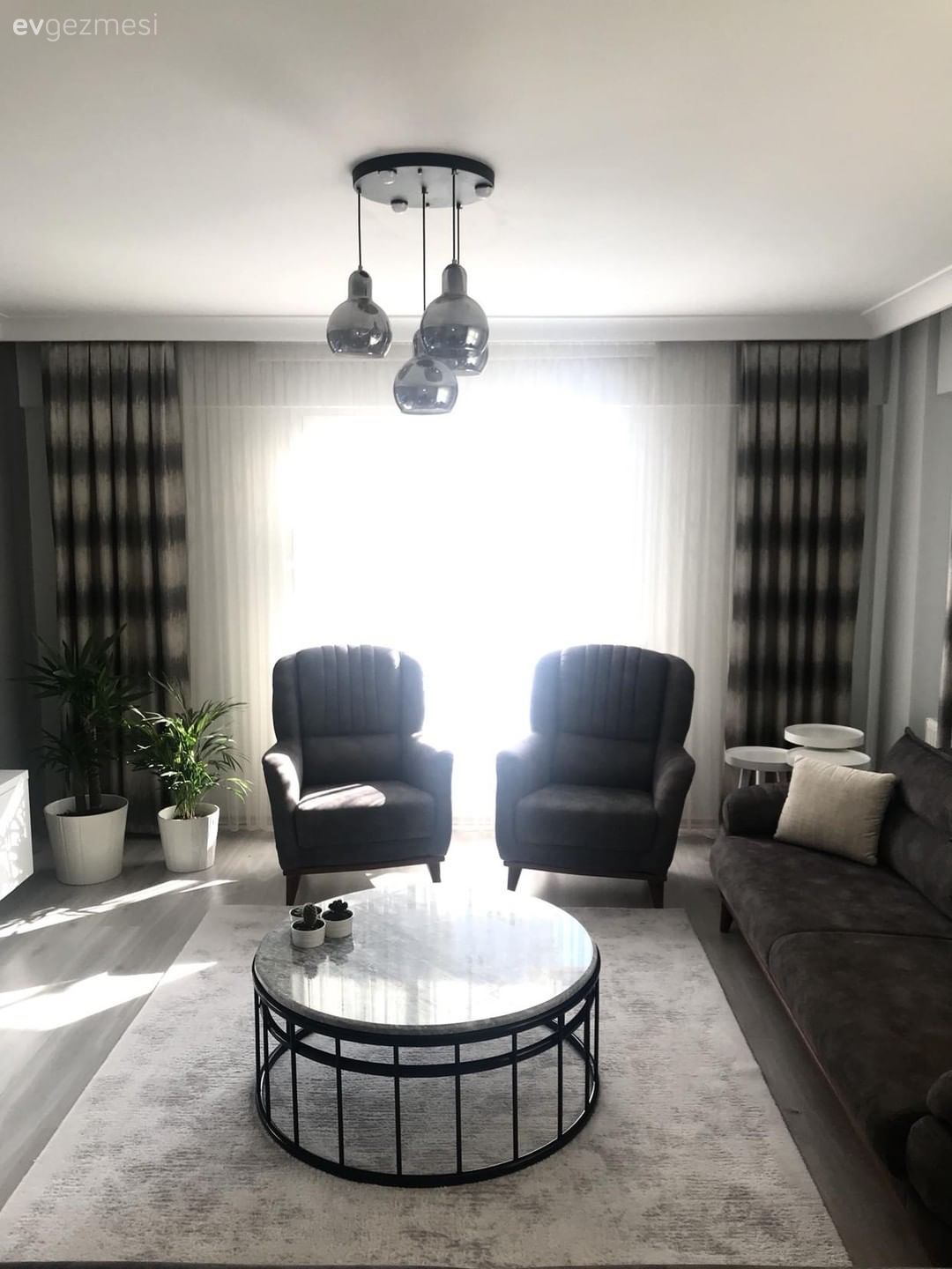 Simetri ve Düzene Gösterilen Özen Bu Salon Dekorasyonun Odağında