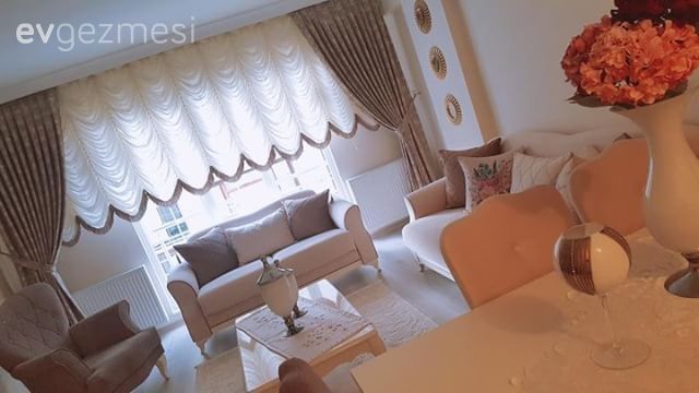 Şömine ile dekora sıcacık bir dokunuş. Zarif ve keyifli bir ev.