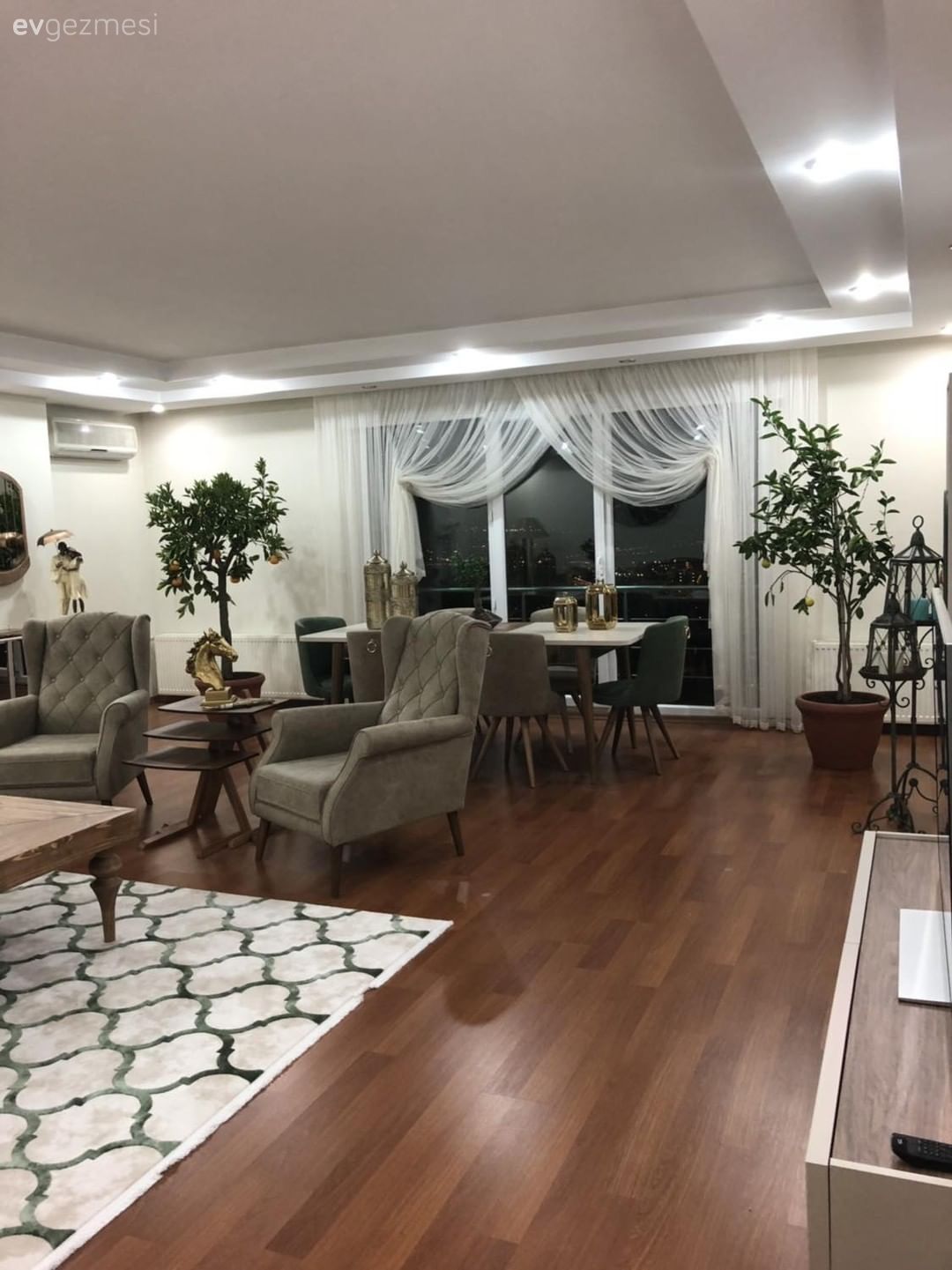 Salon, Kruvaze perde, Berjer, Krem, Halı, Geometrik desen