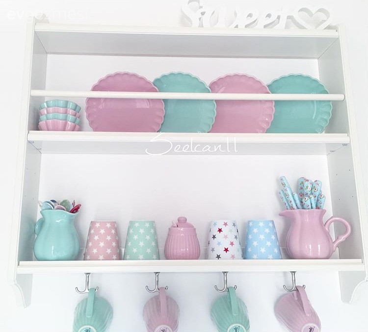 Selcan hanımın odağında çiçek desenler olan iç açıcı evi..