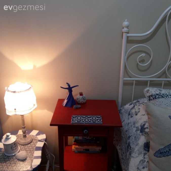 Farklı stil ve zamandan eşyaların uyum içinde kullanıldığı bir ev..