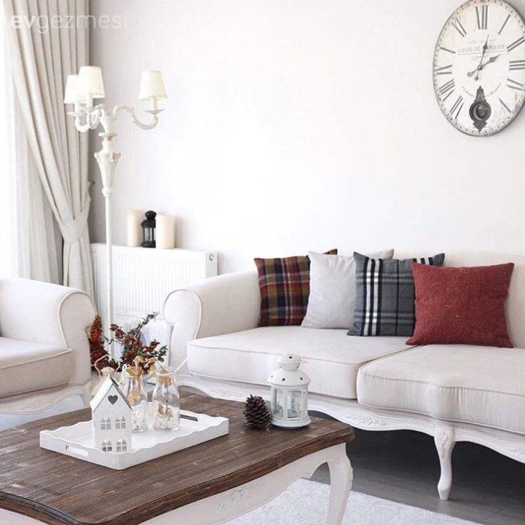 Gizem hanımın küçük değişimlerle kış dekoruna geçmiş salonu..