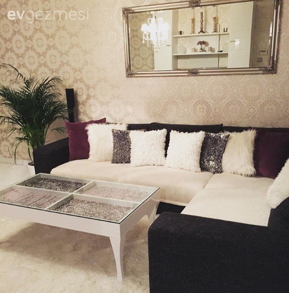 Sibel hanımın bordo ve beyaz uyumunu kullandığı şık salonu..