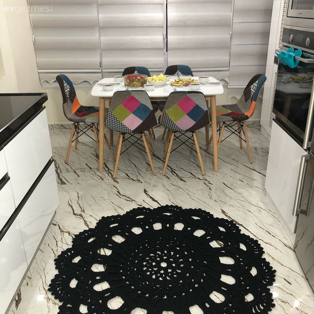 Bu Mutfak ve Banyoda Parlak Yüzeyler Dekorun Odağında..