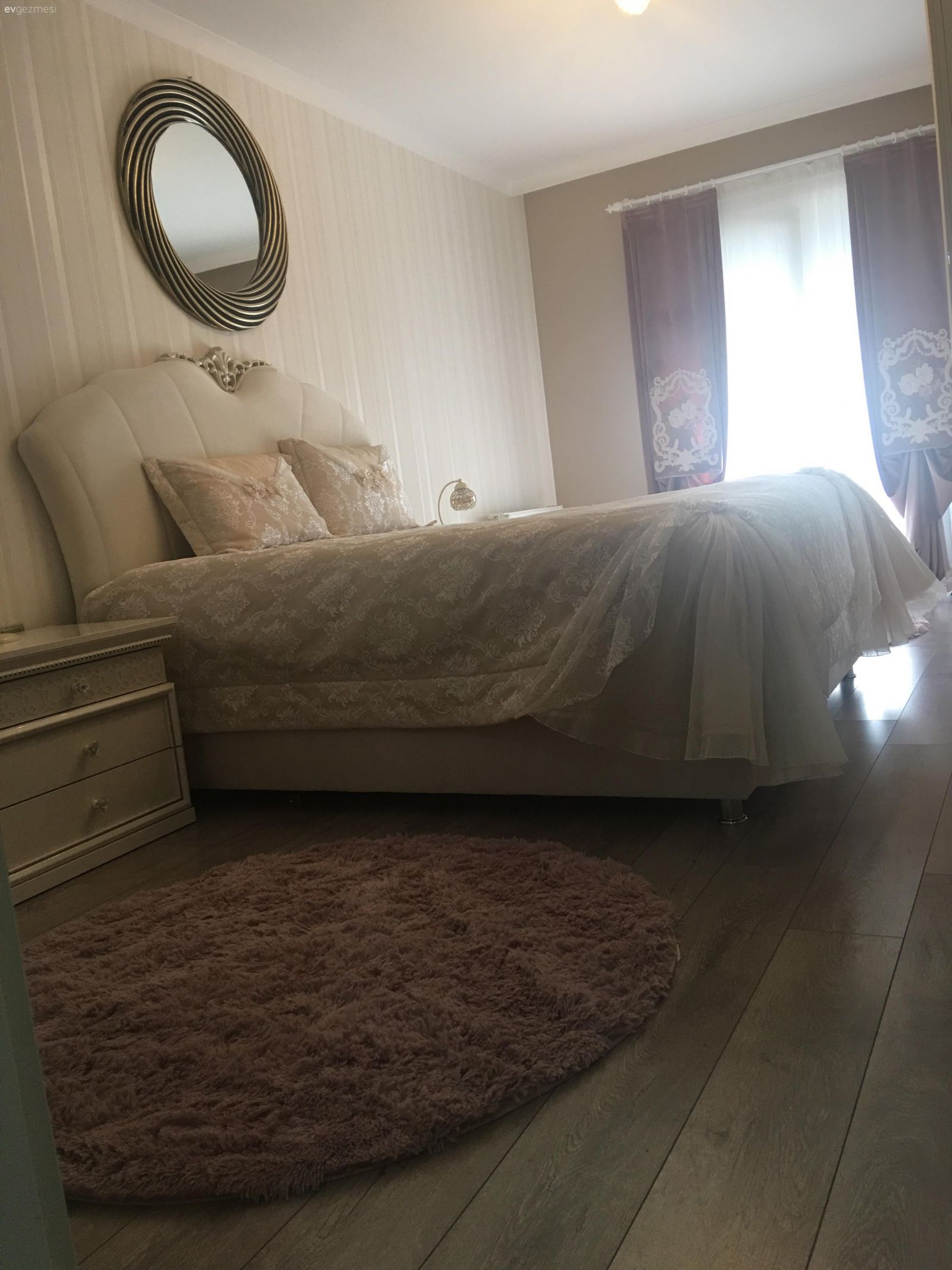 Nötr renkler, uyumlu ve modern görünüm. Bahar hanımın sade ve şık evi..