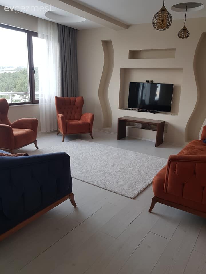 Mutfak ve oturma alanının birlikte olduğu bu odanın parkeleri değişecek. Ne seçmeli?